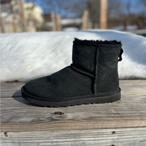 Ugg Classic Mini Shearling boot - men’s 9 or women’s 11 Black great condition